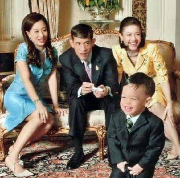 苏提达儿子身份尴尬,没资格参加王储大战,一直滞留在瑞士别墅