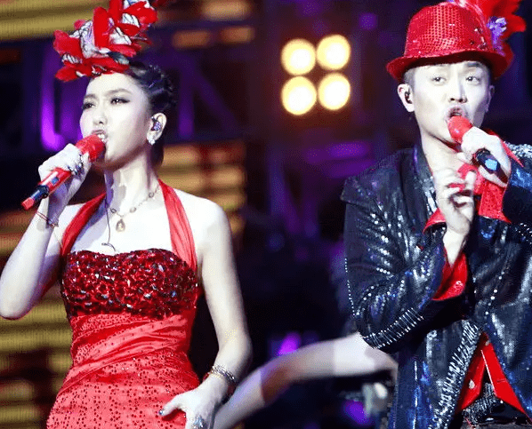 玲花结婚半年后,曾毅也求婚了,组合23年,他们如同家人_凤凰传奇_公司