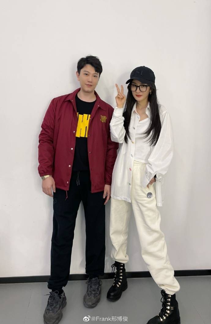 男友人晒合照为杨幂庆生,关系亲密神似恋人,数十张合照引热议_邢博俊