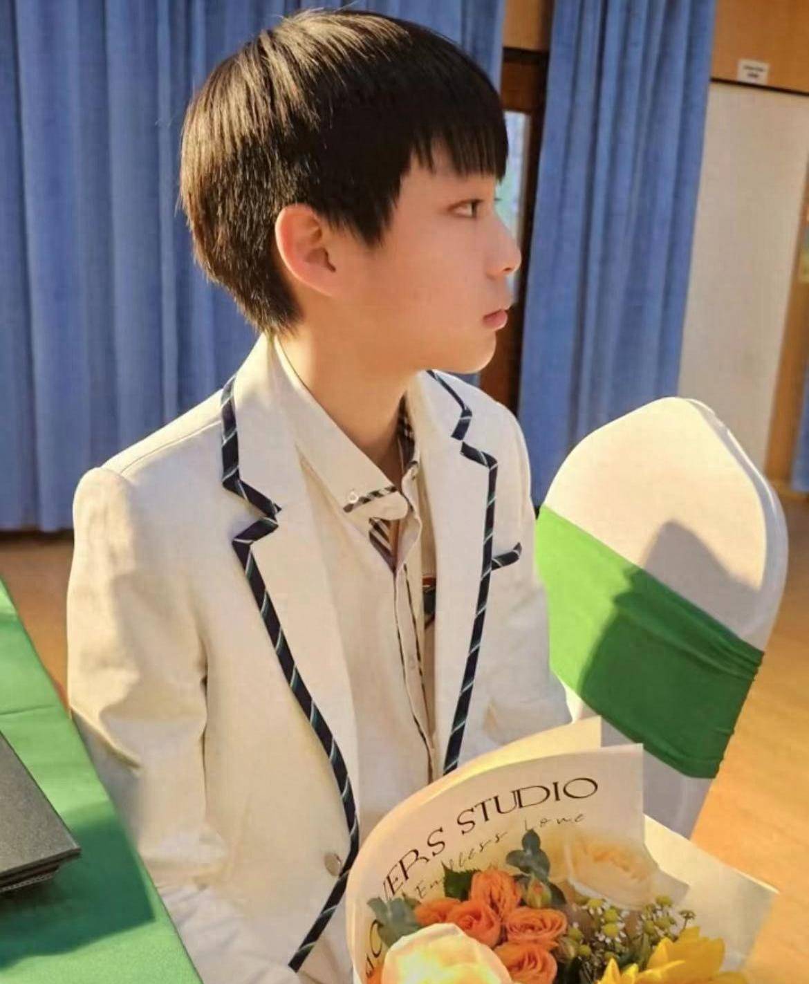 49岁的曹颖看上去依然年轻,皮肤白皙,颜值高,气质出众.