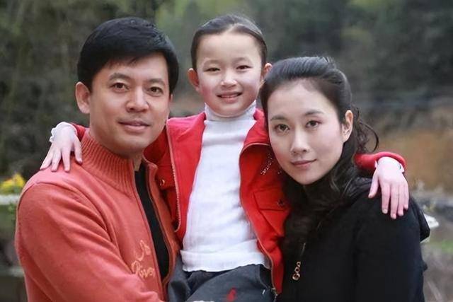 29岁娶初恋为妻,携手相伴30年,这就是最好的爱情_何政军_家庭_范雨