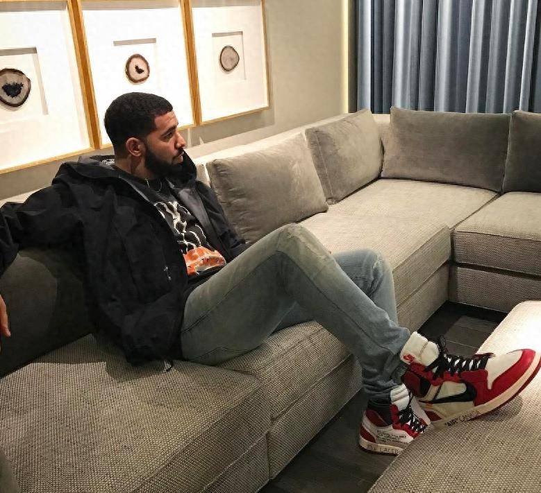 drake演唱会收到巨型纪念品 ,网友表示"尺寸逆天"_演出_巡回_音乐