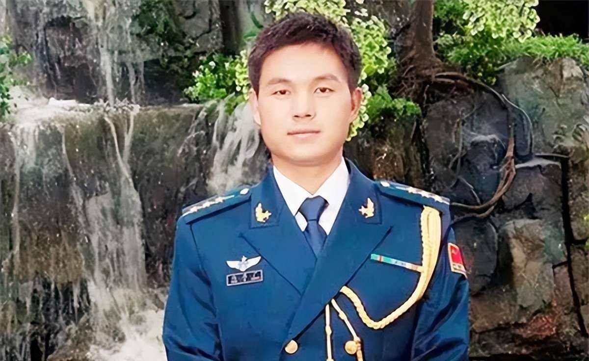 1秒救济南4000人,冯思广壮烈牺牲,追悼会与婚礼同开_飞行员_飞机_张德