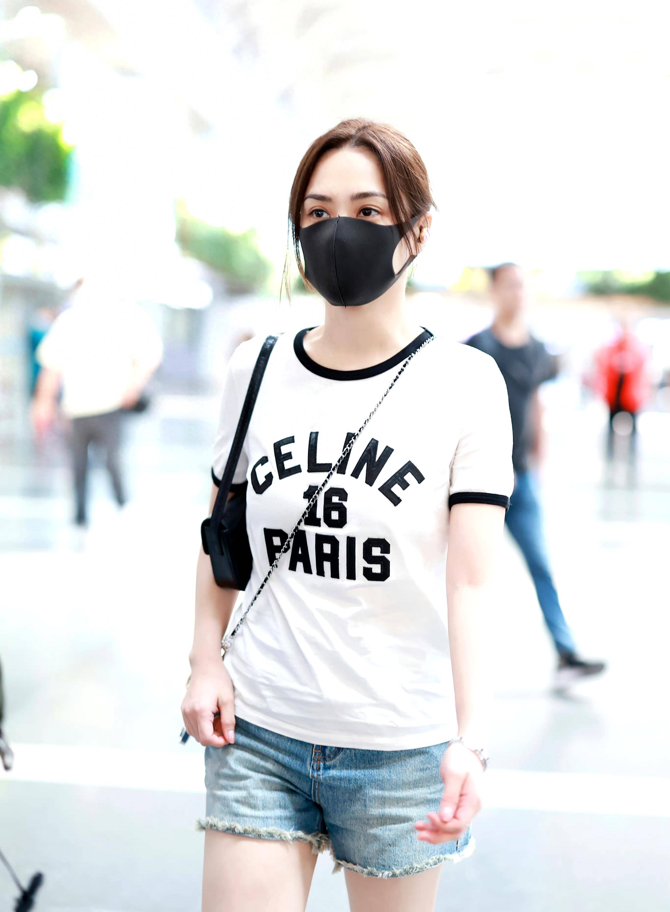 简单的白t恤和牛仔裤,她也有一种独特的美_短裤_白色_造型