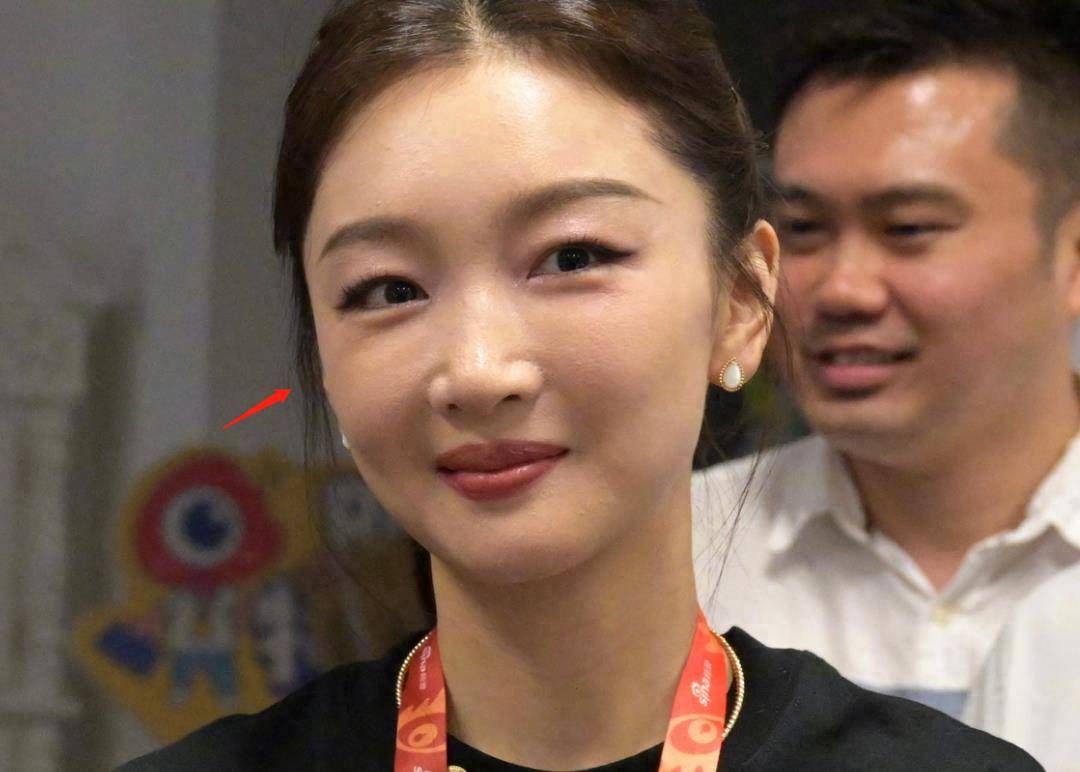 周冬雨扫楼生图变样,脸部僵硬还撞脸倪妮,疑似填充过度不自然_活动