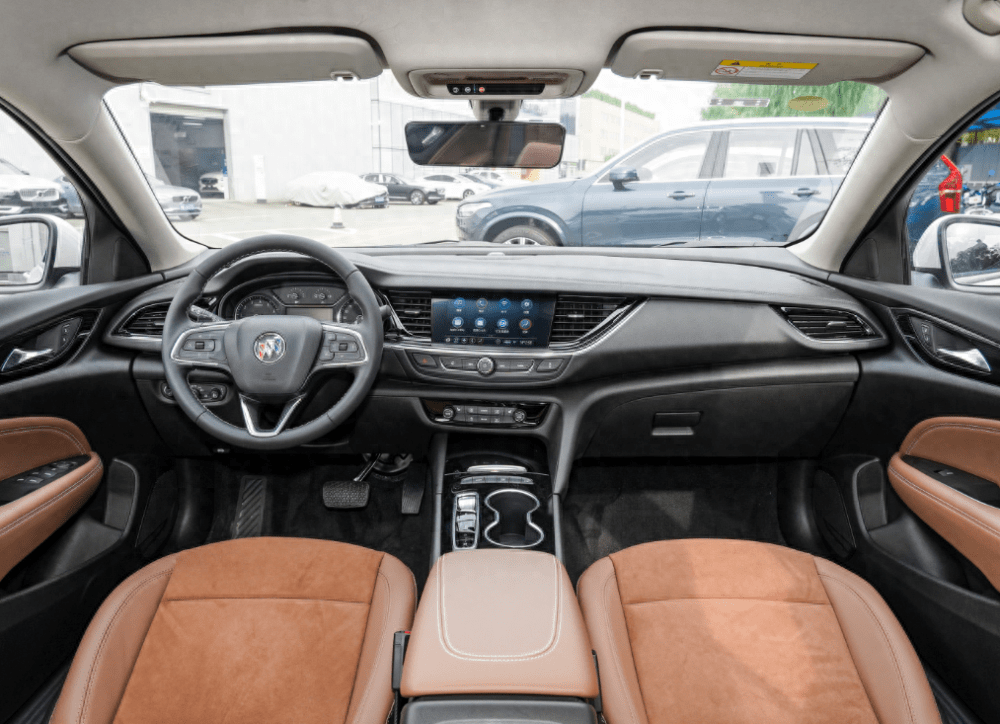 配合两侧的内凹式出风口,泪蟒蛇眼式前大灯和中间新款三颗子弹头别克