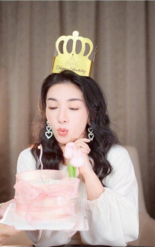 本吴的年龄并没有让黄奕明显变老.