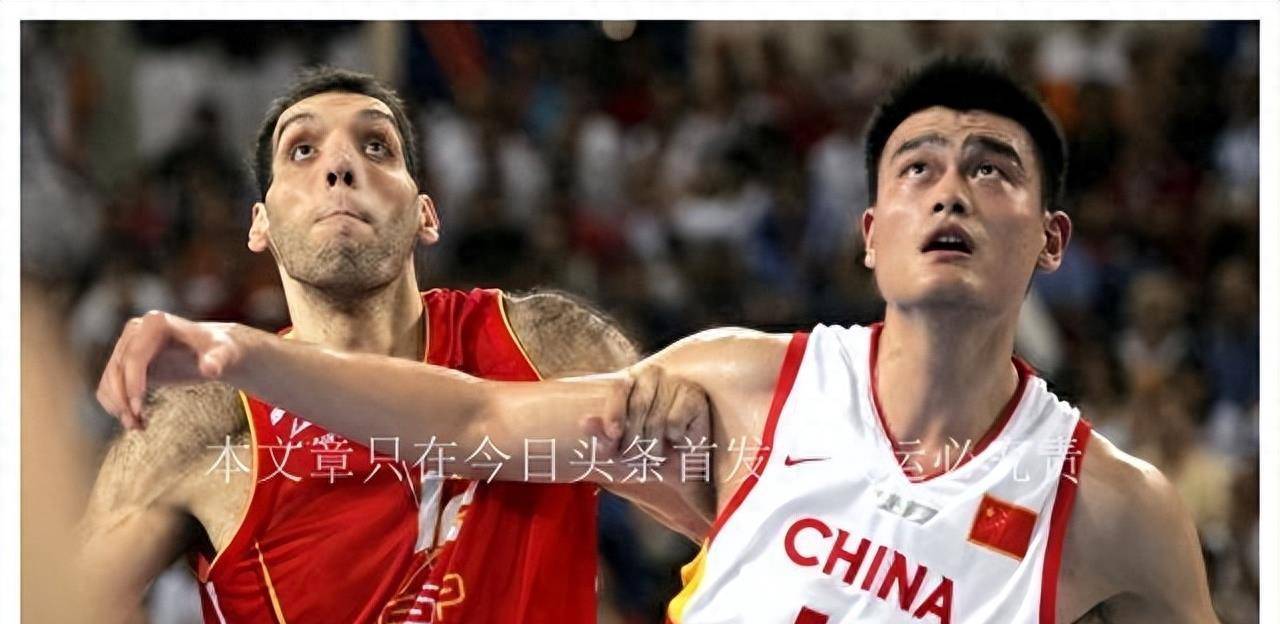 姚明的职业生涯始于nba,他在休斯敦火箭队效力多年,成为该队的标志性