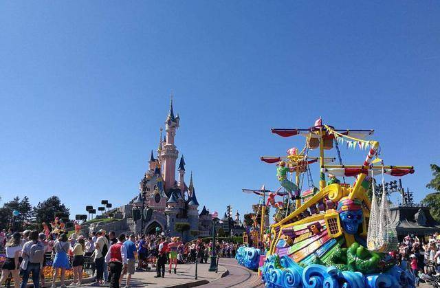 欧洲不断亏损的迪士尼游乐园,连续亏损23年,还负债22亿美元_城市_时候