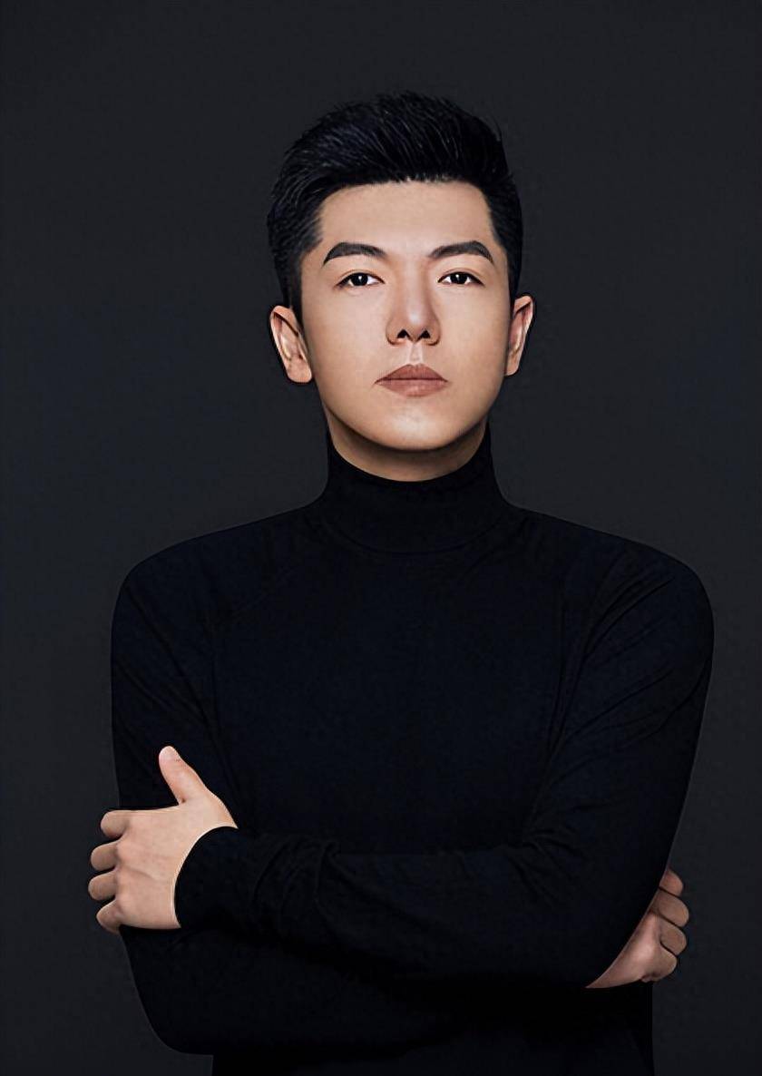 冯硕:从内蒙古走出的著名主持,当过5省主持人对家乡一往情深_中央电视