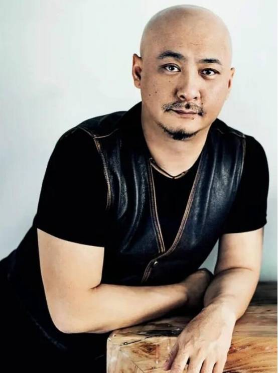 王全安被曝光与一个20多岁的小网红相恋,两人年龄差距高达30岁,看起来