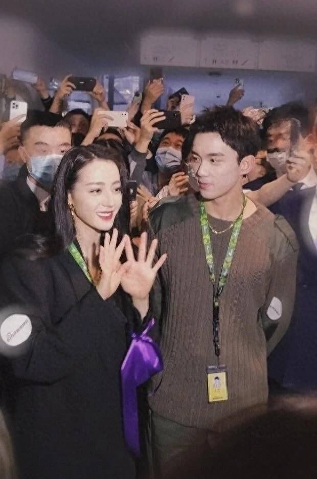 在一次和迪丽热巴的合作中,当有男演员表示"她太胖"的时候,吴磊弟弟却