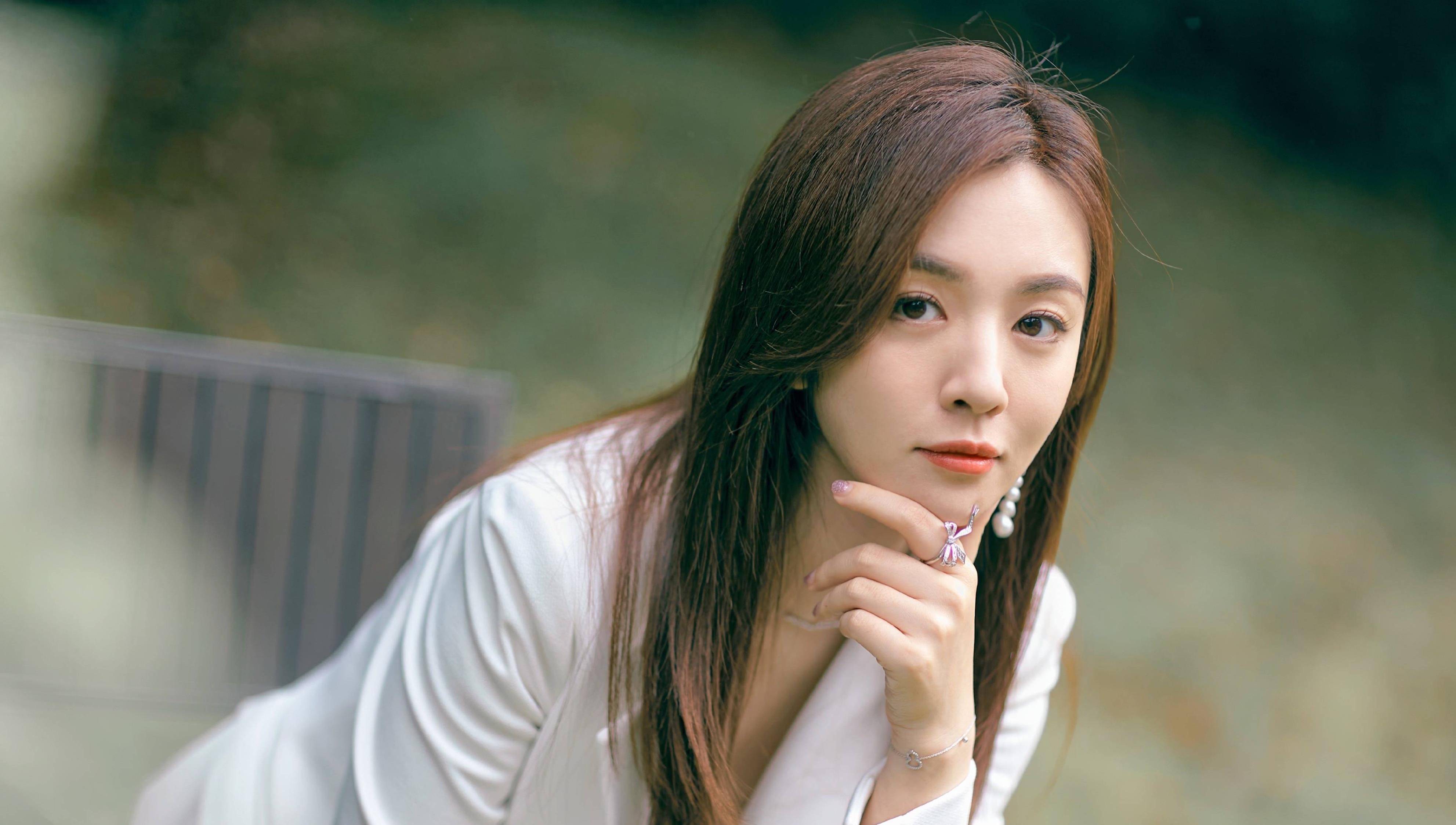 堪称娱乐圈"吻戏一姐",拍戏太投入,把男主嘴都亲到肿_王晓晨_胡歌