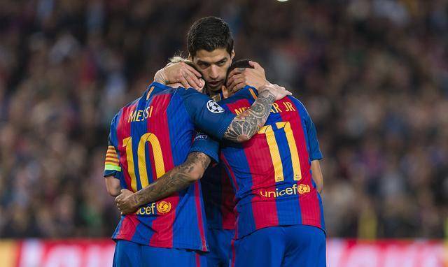 在对阵厄瓜多尔的比赛中,梅西通过任意球绝杀追平了苏亚雷斯,并且与他