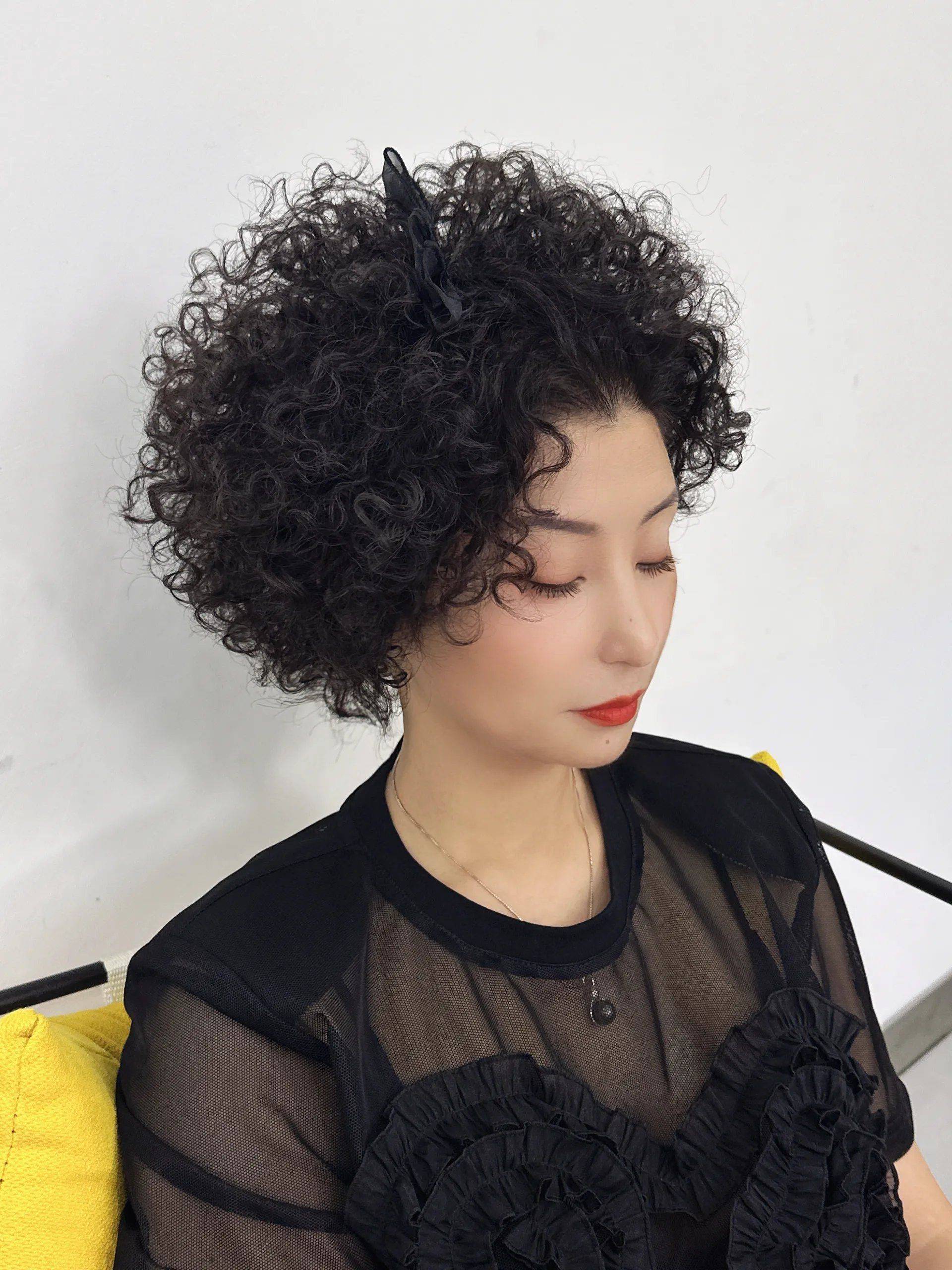尤其是这种满头小卷弹力十足特别的洋气同时还能有