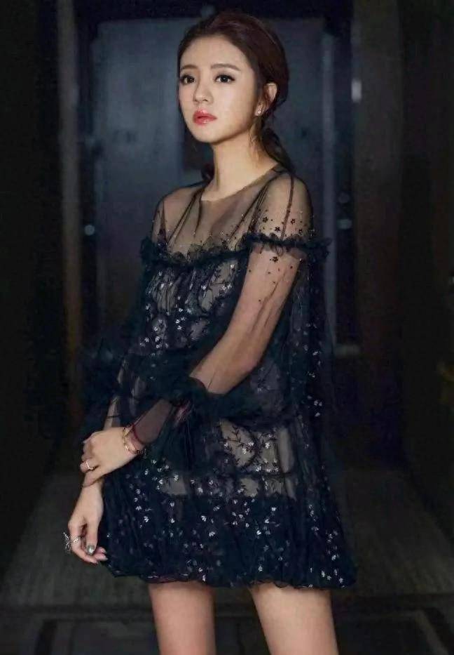 安以轩一直是娱乐圈最受关注的女演员之一,她的身材和穿衣风格一直