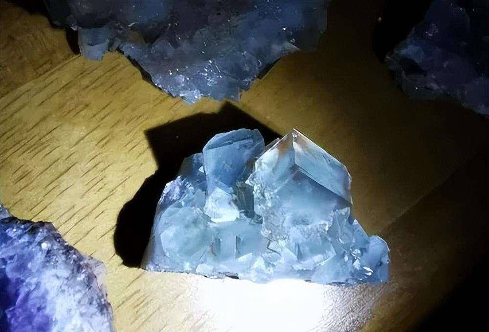 福建深山发现"蛇眼石",散发奇香冒绿光,深夜引来大量毒蛇聚集_石头