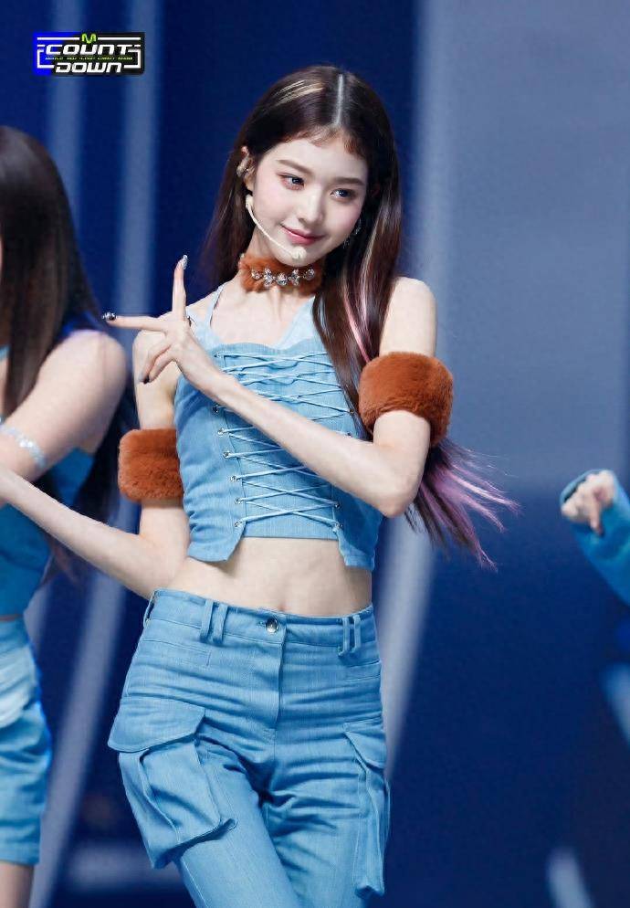 张元英的美貌确实令人着迷,她的抹胸露腰牛仔裤加上她的胎发刘海太