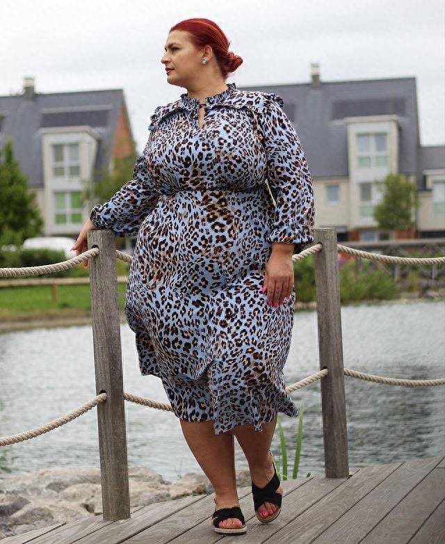 她的才华和激情让她成为著名的品牌fashionnovacurve的形象大使,这更