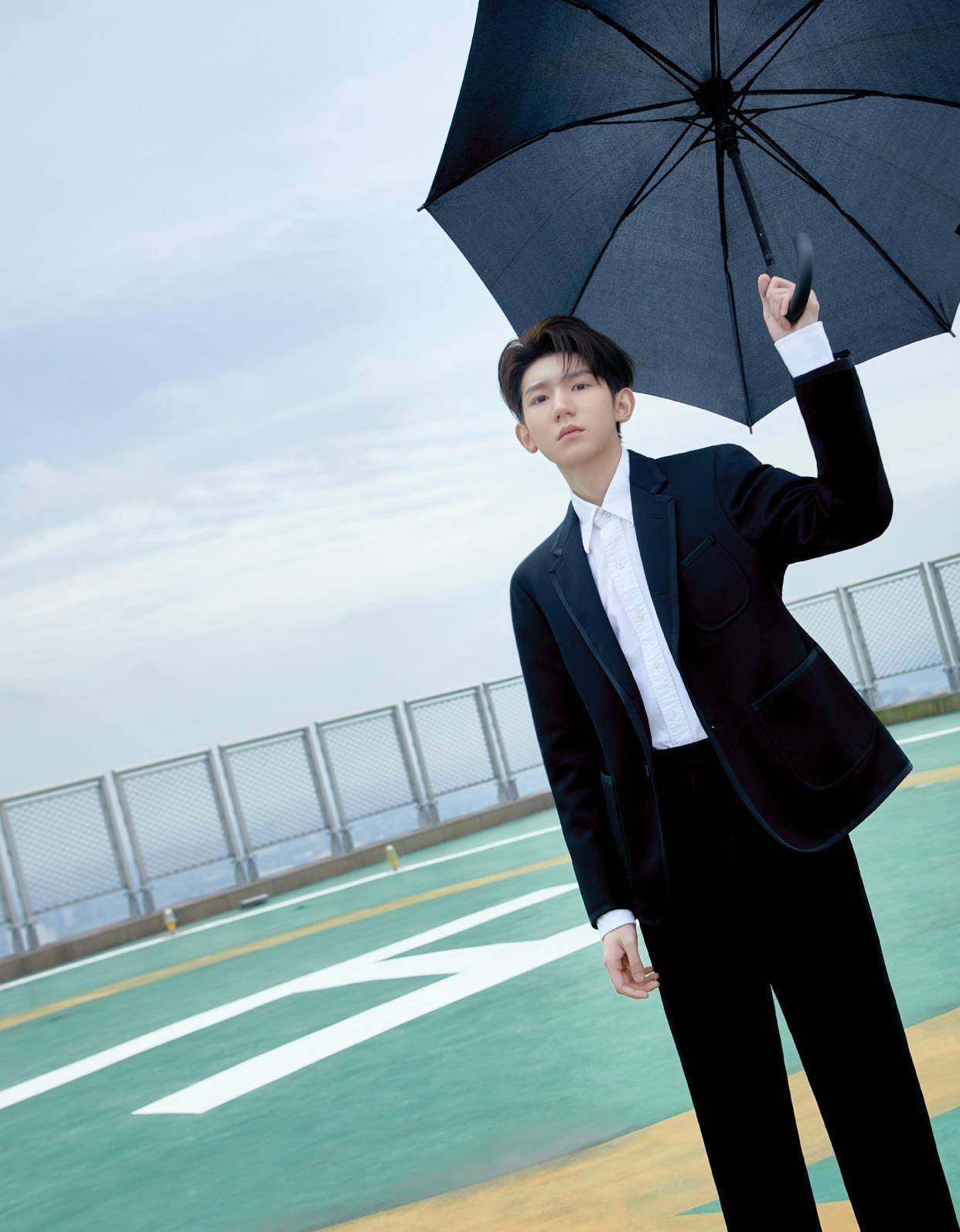 王源天台写真,黑色西装白衬衫,手撑雨伞氛围感十足!
