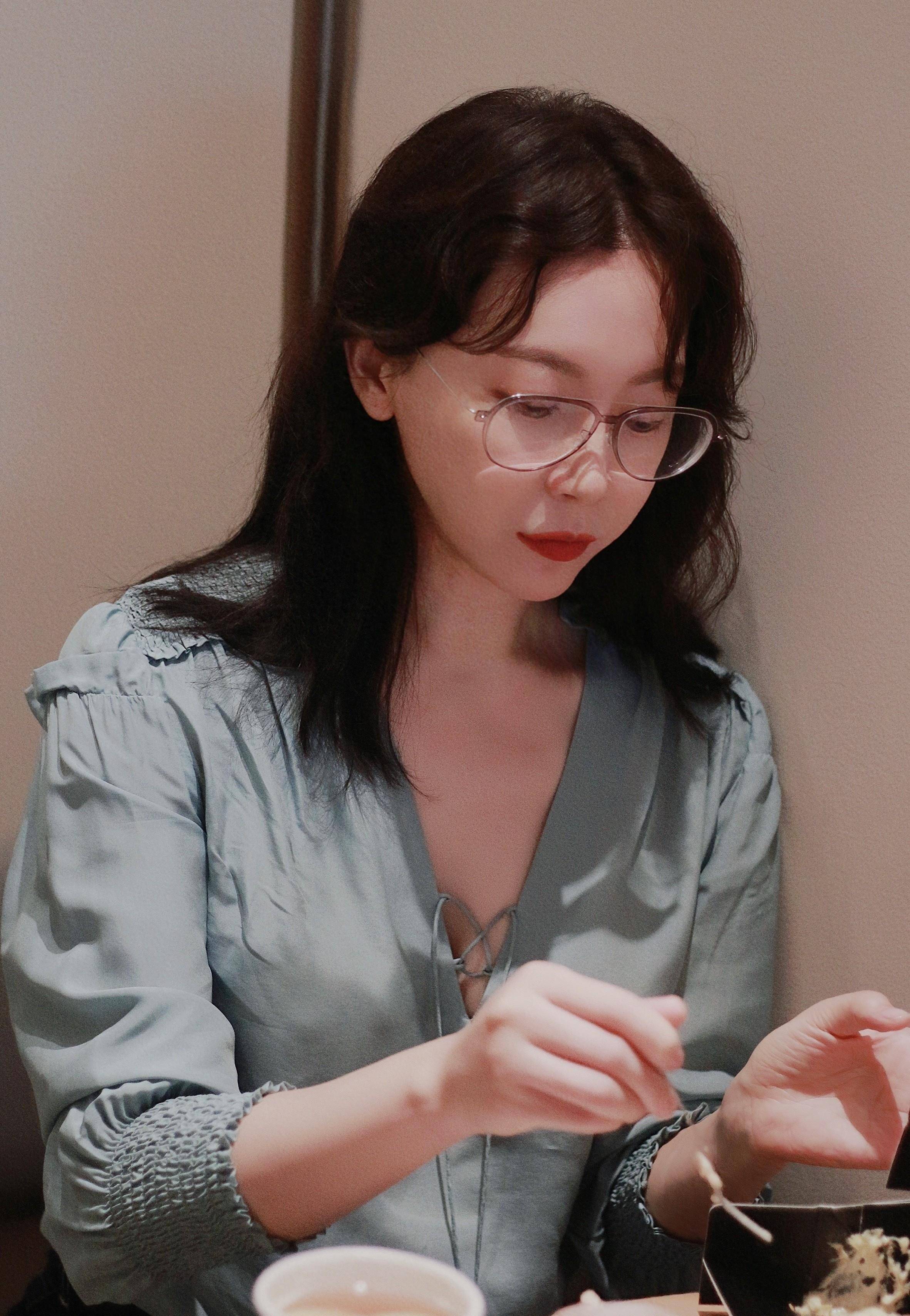 陈数-46岁戴眼镜少妇,清纯好色-仲恺解绳露春照分享_风格_魅力_照片