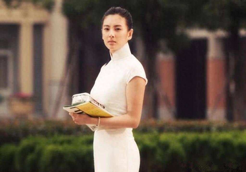 在这部电影中,张雨绮以洁白的旗袍走进了观众的视野.