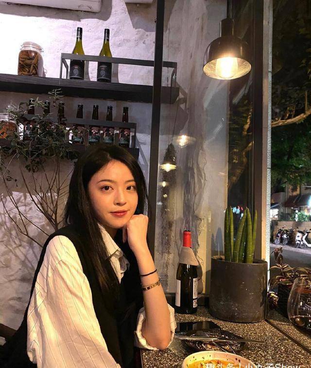 华谊千金王文也cos美人鱼,紧身鱼尾裙秀身材,头戴皇冠气质好_黑色