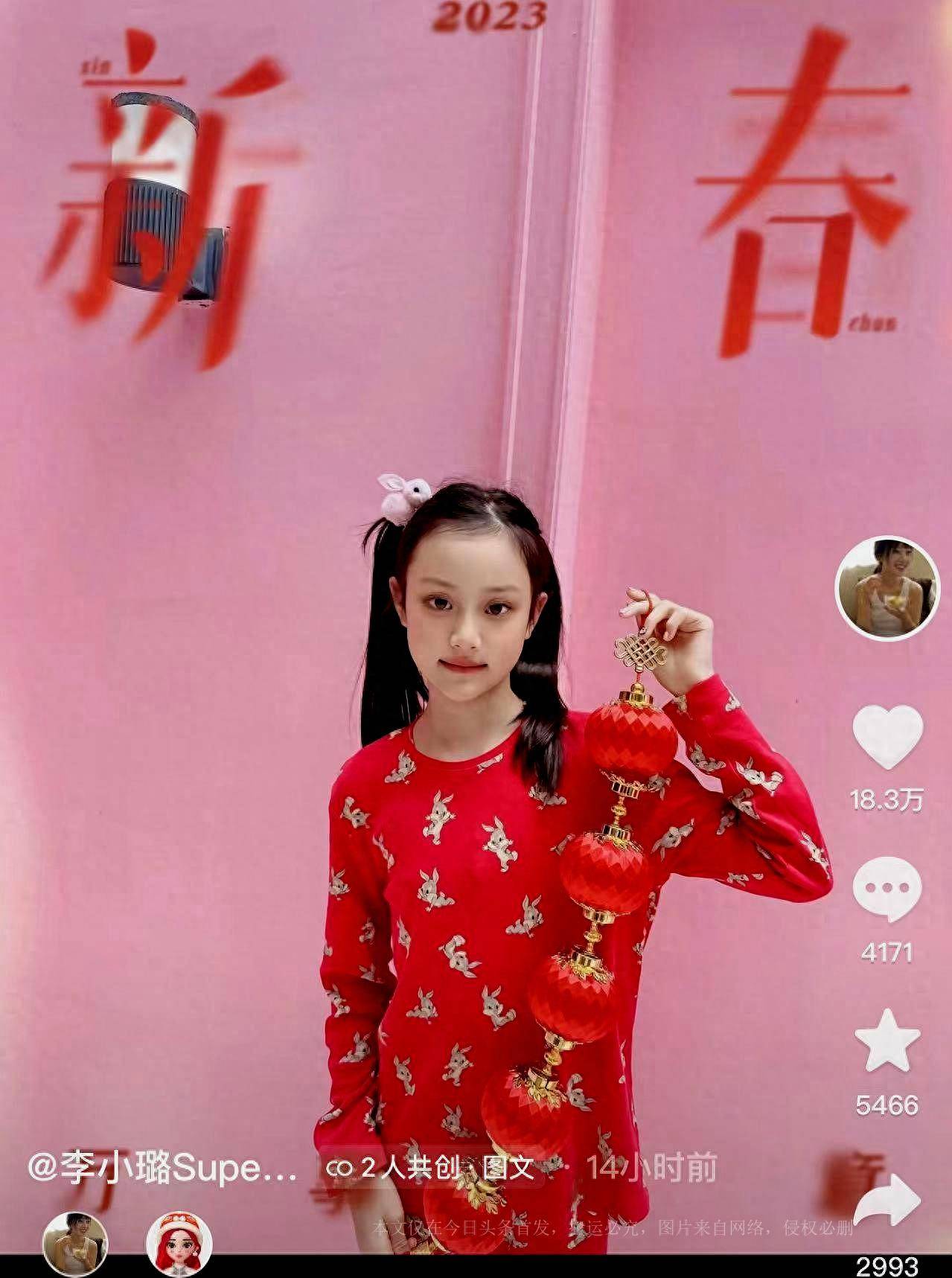 在这组照片中,李小璐身着粉色的中式长褂,搭配着白色的牛仔短裤,充分