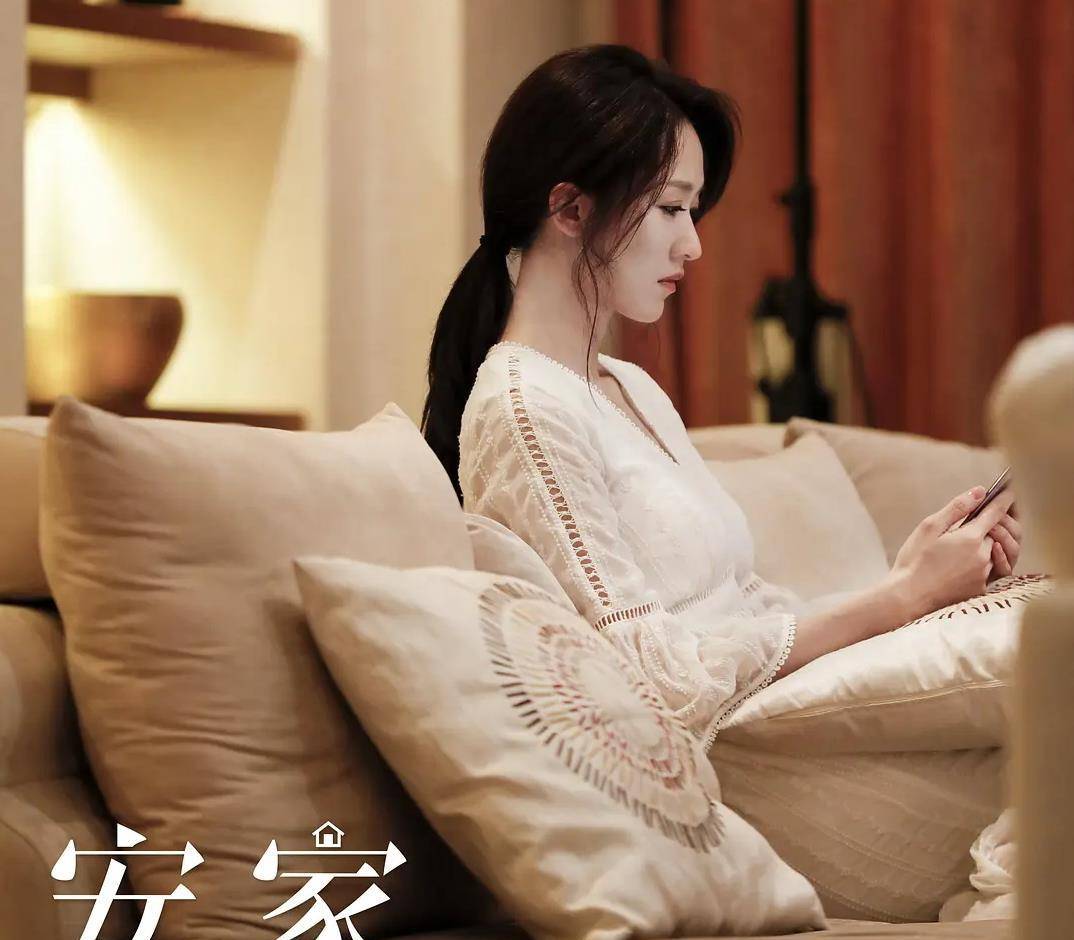 《斗罗大陆》,她在剧中饰演的柳二龙是七怪的老师,也是黄金铁三角之一