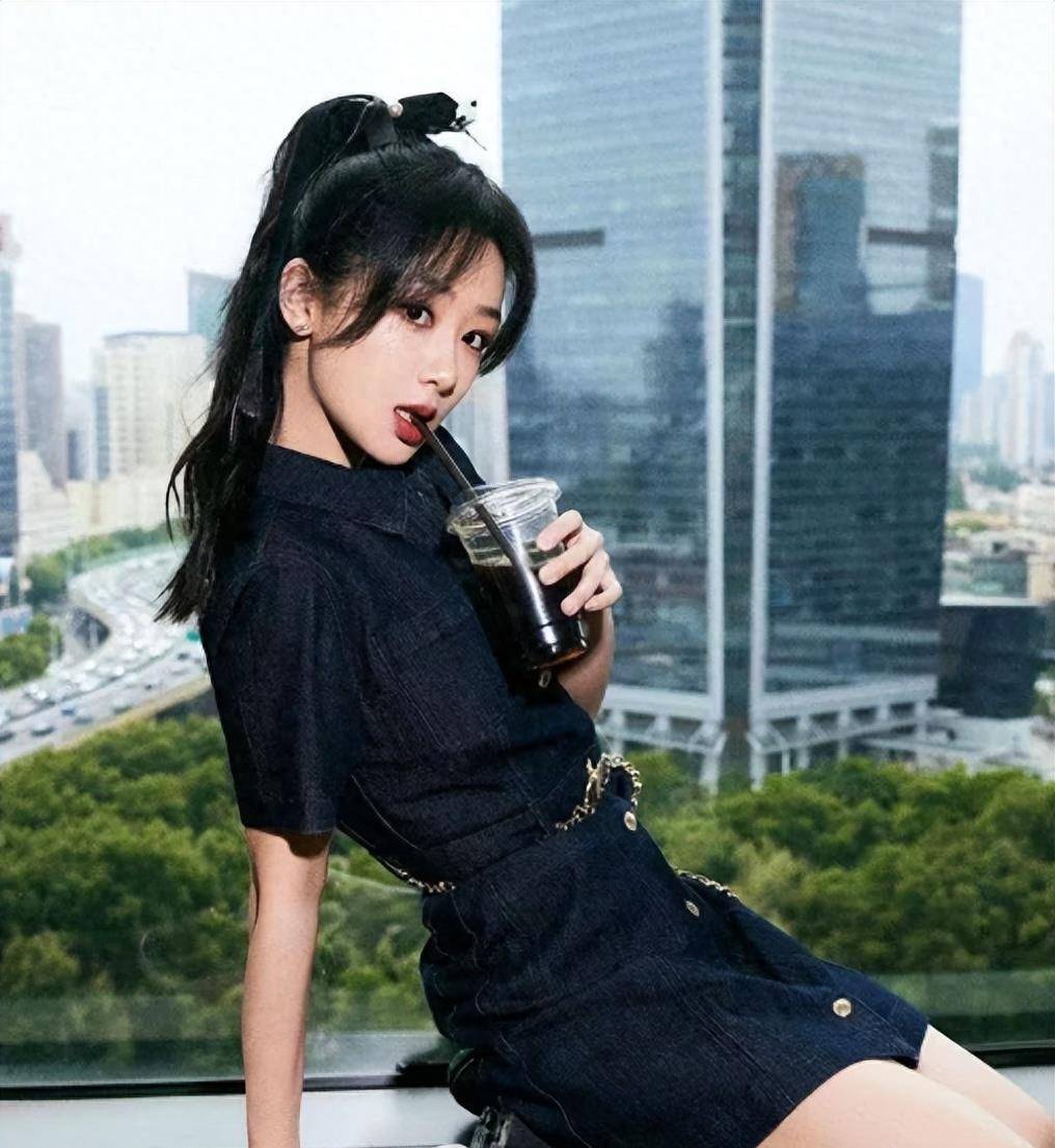 30岁的杨紫打破自己的穿衣风格,露背装尽显魅力_活动_长相_女明星
