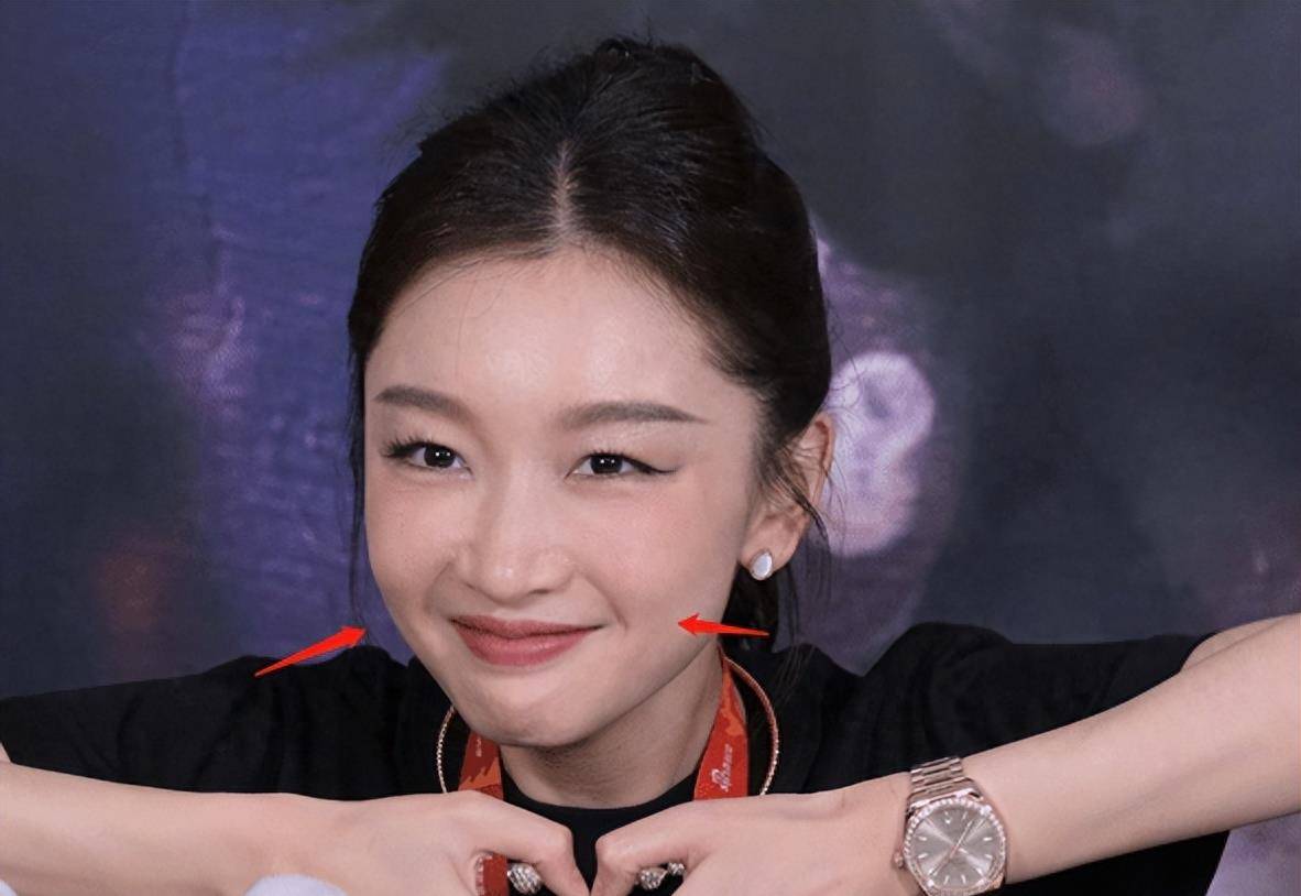 周冬雨生图变化大,脸部僵硬意外撞脸倪妮,被指填充过度_鹦鹉_网友