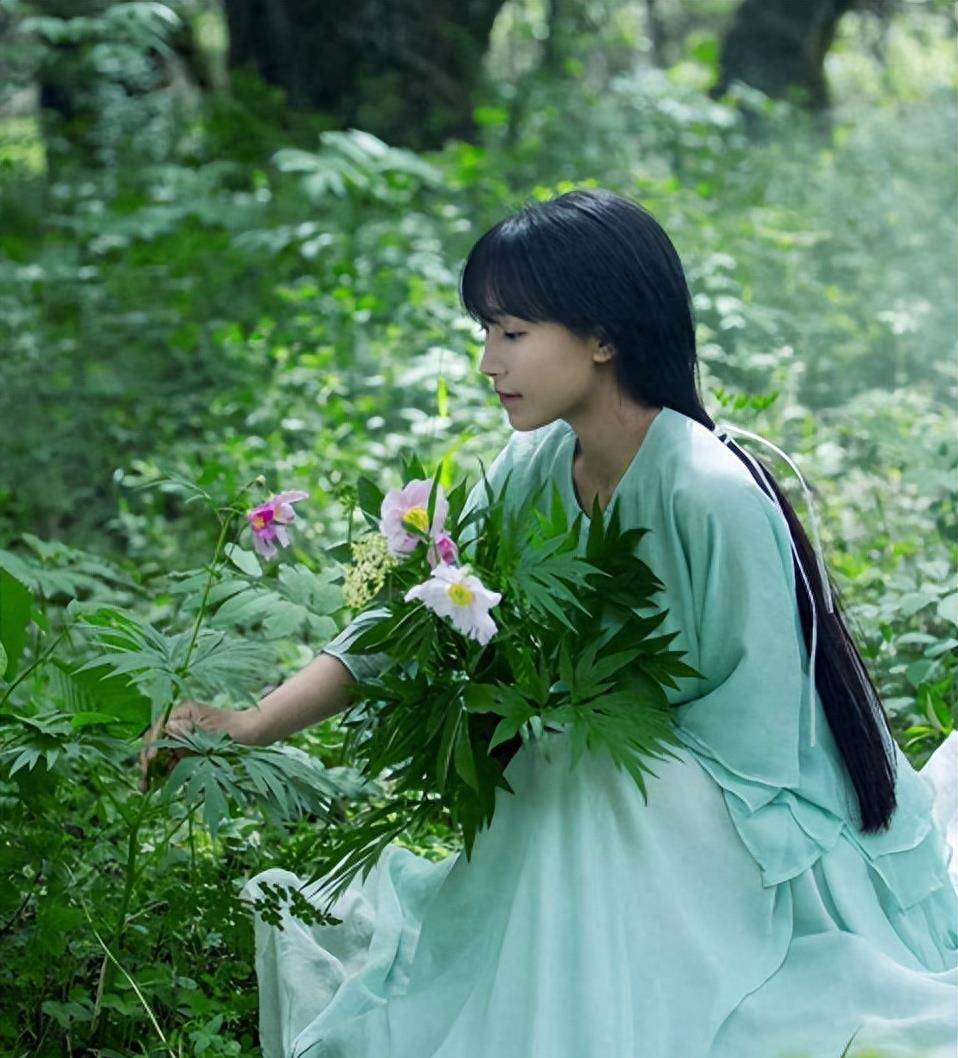 李子柒玩"消失的她",2年后复出捞金,变大眼妹网友直呼认不出_视频