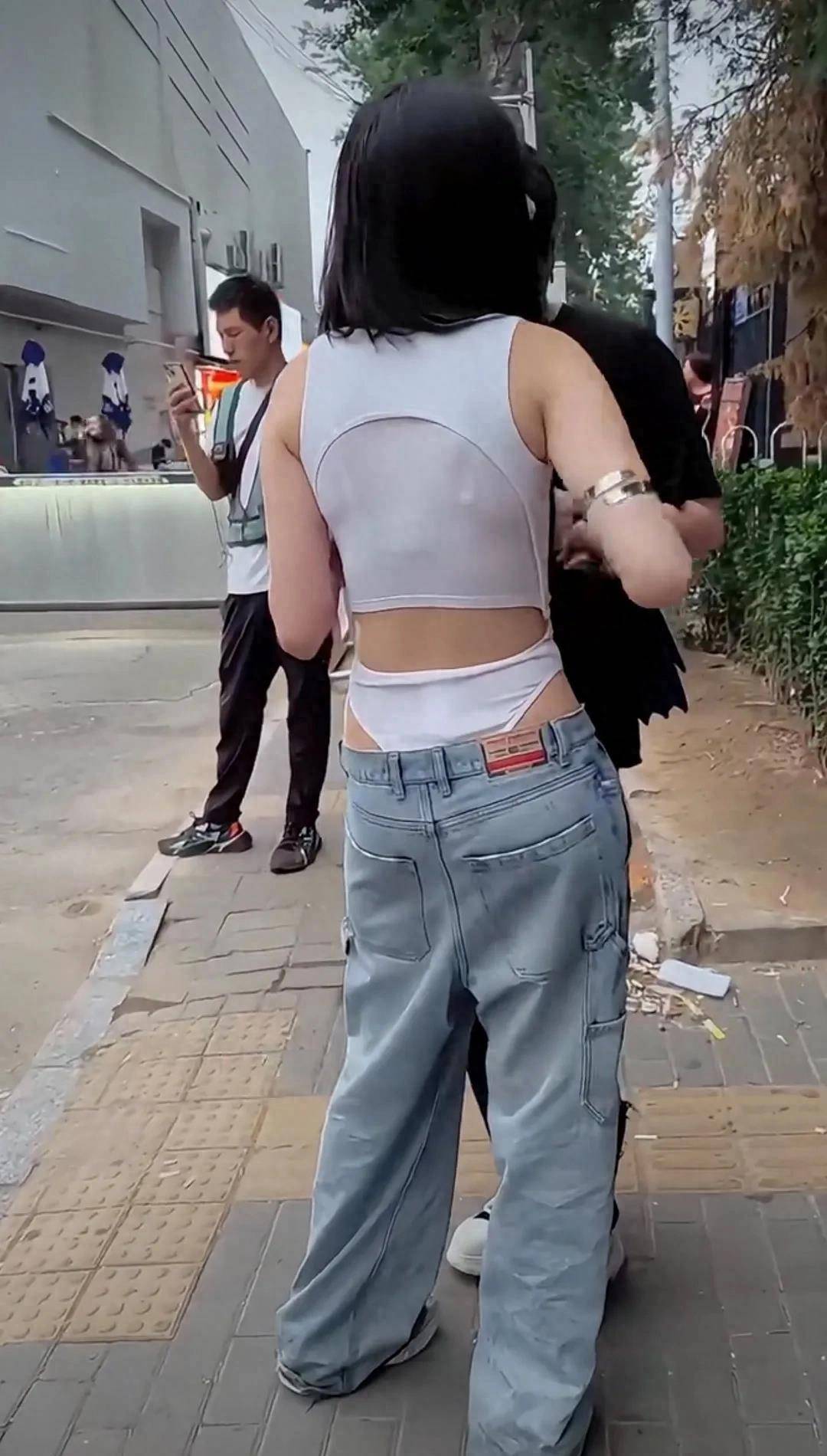 罗刹海城的真正意义,"露乳衣""紧身裤",街上妖魔鬼怪_自由_时尚_着装