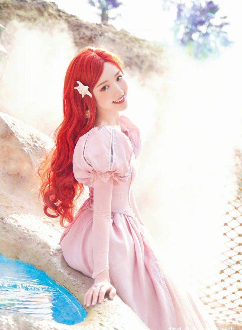 毛晓彤晒迪士尼公主照,染红发配长裙,宛如刚从童话里走出来_形象_造型