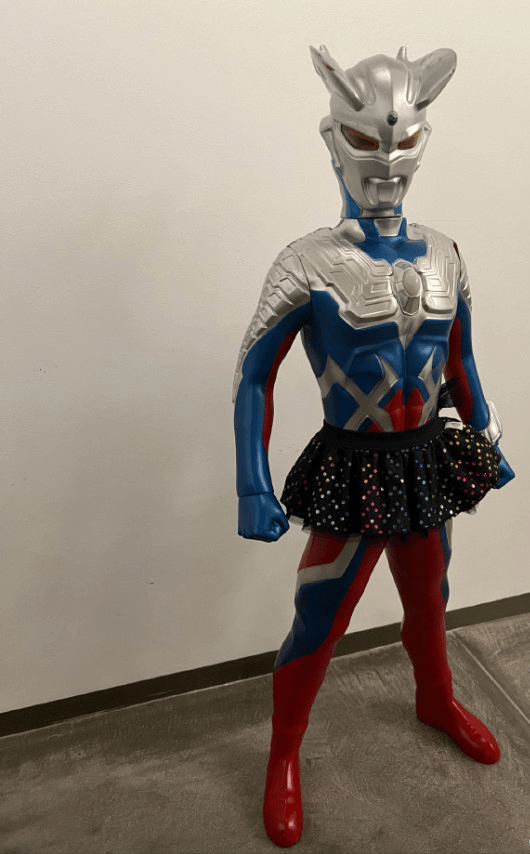 黄磊晒儿女日常,多妹当设计师给弟弟的奥特曼做裙子,画面很搞笑_妹妹