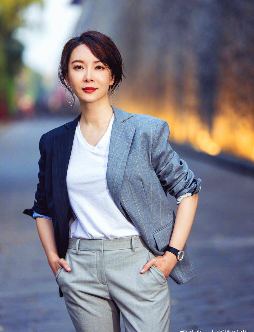 陈数拍西装大片心真大,里面只穿一件衣服,身材真有料!