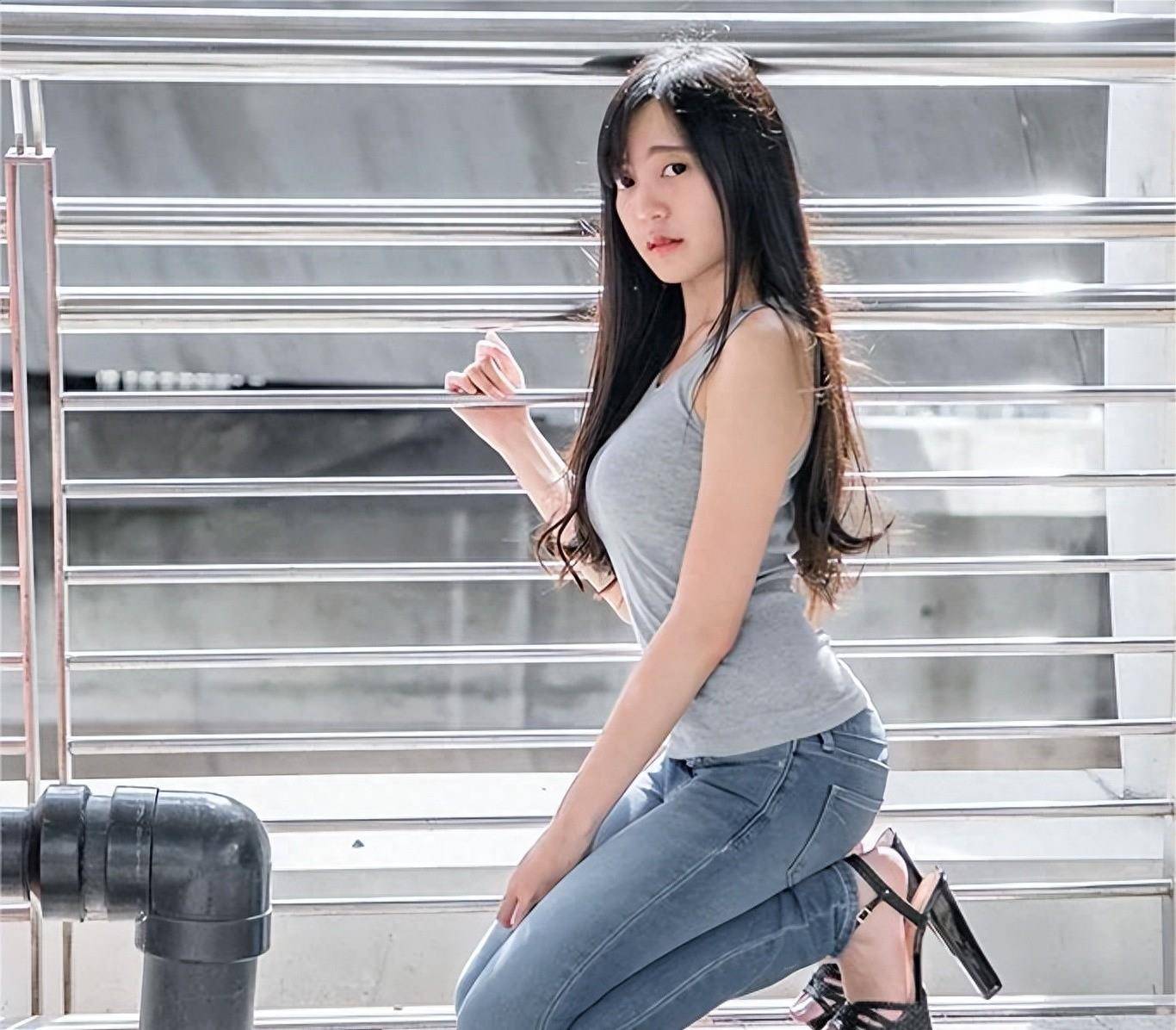 清纯美女与小姐姐牛仔裤,难以抗拒的诱惑