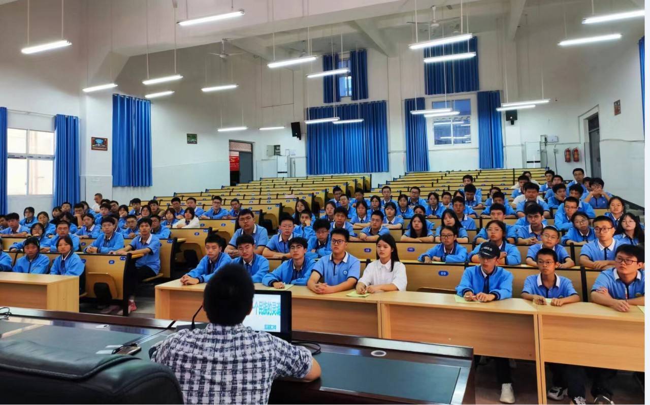 宣汉二中举行科创作品制作培训会_创新_实践_大赛