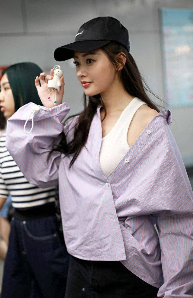 张天爱大胆"素颜"现身机场,真实皮肤状态引发热议_衣服_效果_颜色