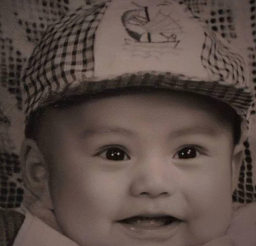 看到严屹宽小时候的照片,会发现看到小肉肉就仿佛看到了小时候的严屹