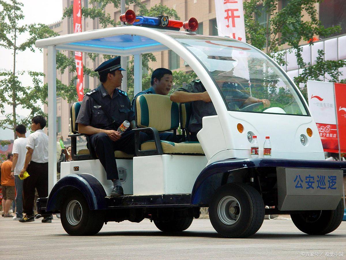 美国加州洛杉矶县一名警官在巡逻车内遭遇枪击身亡,案件震惊了当地