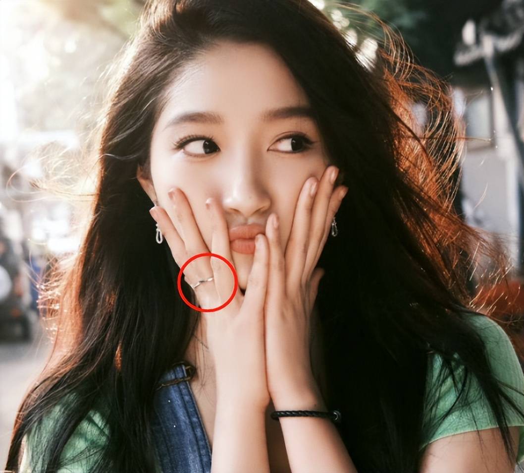 鹿晗连续7年为关晓彤庆生,中指戴戒疑订婚,1人吃仨蛋糕被批浪费_事业