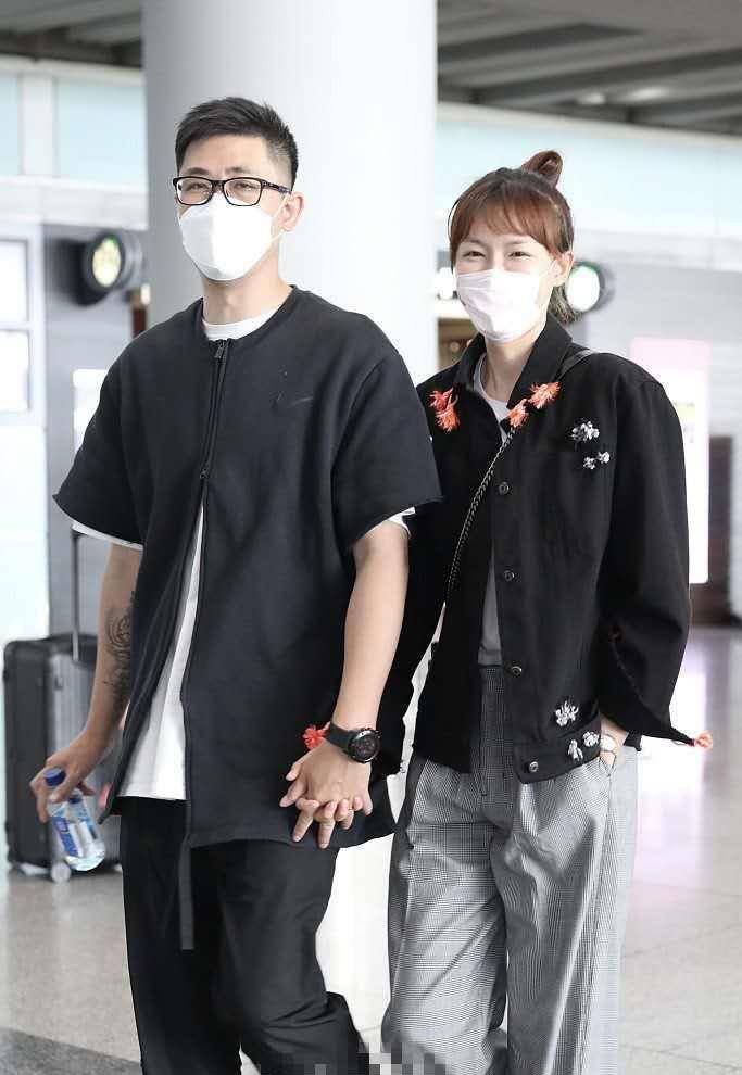 李艾与张徐宁机场被拍,事后发现细节喊话老公,感叹地位不如瓶水_网友