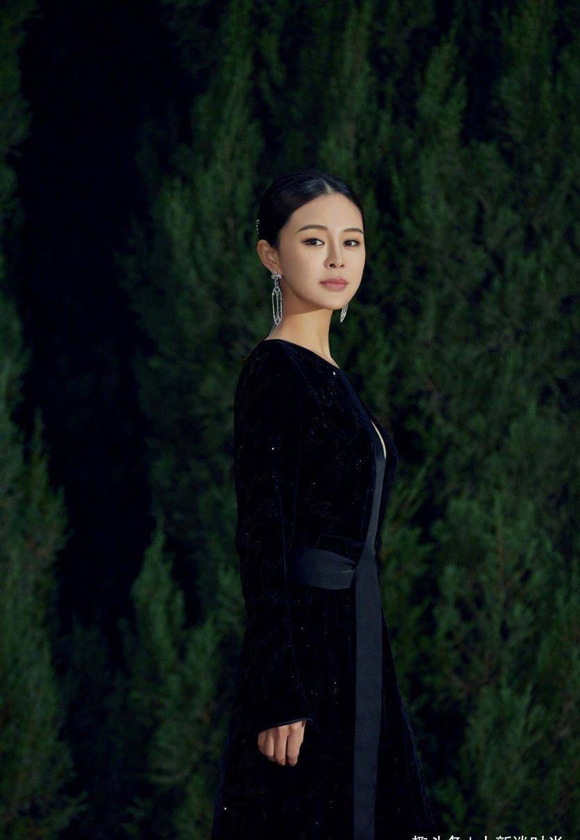 老婆41岁还如此有料,穿香槟裙兜不住紧致身材_关悦_的设计_显得