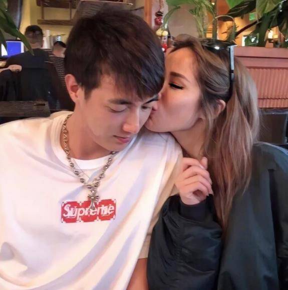 萧亚轩一直收割小鲜肉,感情丰富无一人修成正果,四十多岁仍单身_母亲