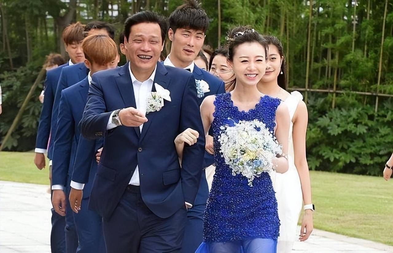 不得不说,范志毅和他的小娇妻张梦瑾是体坛界的模范夫妻之一.