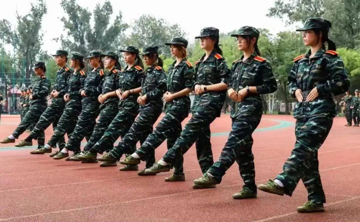 因材施教,陕西一高校军训顺拐同学们组成了方队,走得还挺齐
