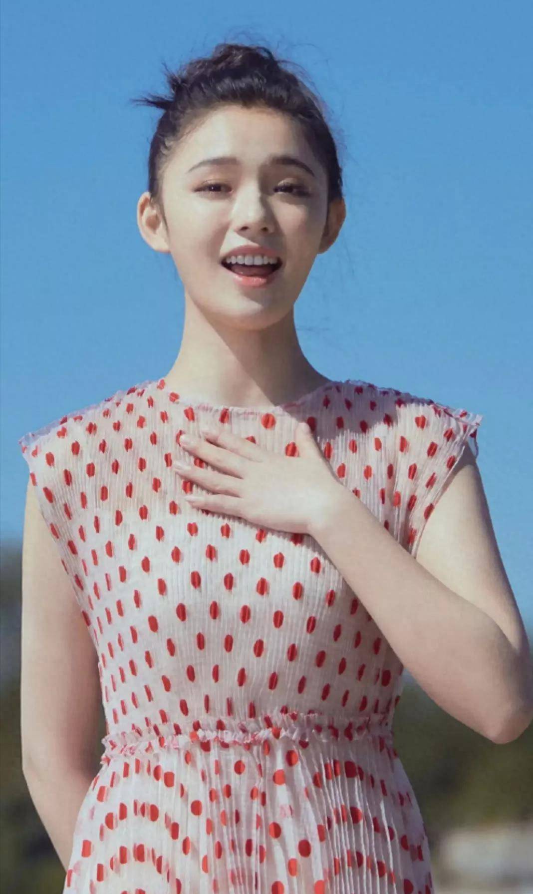 一身长裙的林允实在是太漂亮了,笑起来的时候酒窝好明显_宋引章_美女