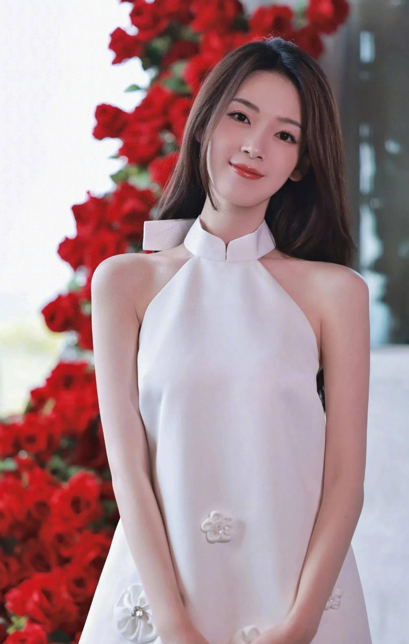 陈瑶纯白绣花连衣裙写真,鲜花配美人