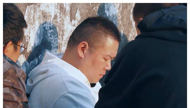 大家也都知道岳云鹏想走,但王彦霖和张若昀想逗逗岳云鹏,就假意想选选